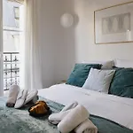 Апартаменты Elegant Sunlit Flat With Balcony Near Parc Monceau - B94 *