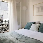 Апартаменты Elegant Sunlit Flat With Balcony Near Parc Monceau - B94 *