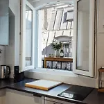 Апартаменты Elegant Sunlit Flat With Balcony Near Parc Monceau - B94