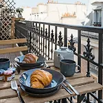 Апартаменты Elegant Sunlit Flat With Balcony Near Parc Monceau - B94 *