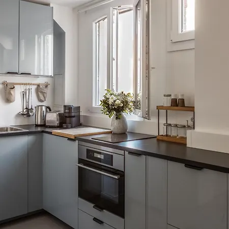 Elegant Sunlit Flat With Balcony Near Parc Monceau - B94 Апартаменты Париж