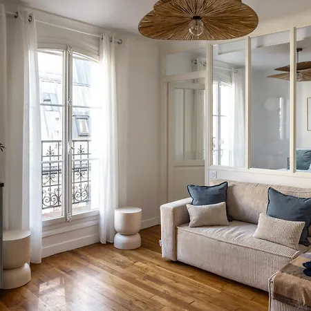 Апартаменты Elegant Sunlit Flat With Balcony Near Parc Monceau - B94