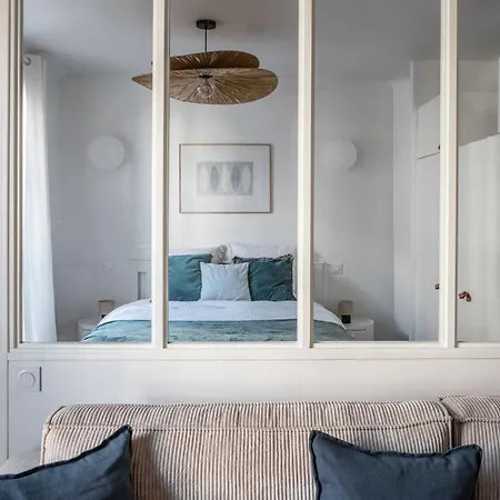 Elegant Sunlit Flat With Balcony Near Parc Monceau - B94
