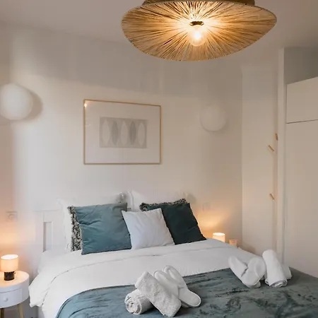 Elegant Sunlit Flat With Balcony Near Parc Monceau - B94