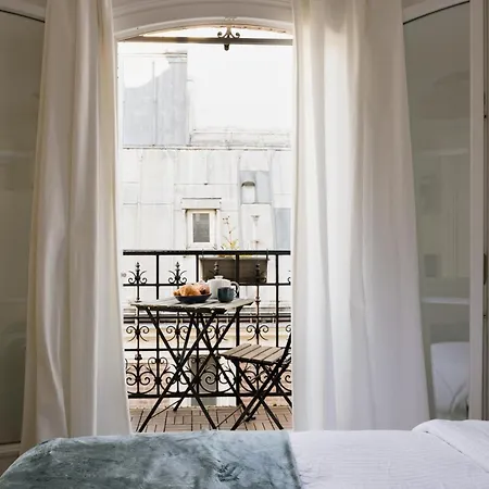 Elegant Sunlit Flat With Balcony Near Parc Monceau - B94 * Париж