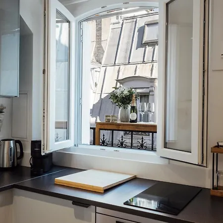 Apartmán Elegant Sunlit Flat With Balcony Near Parc Monceau - B94